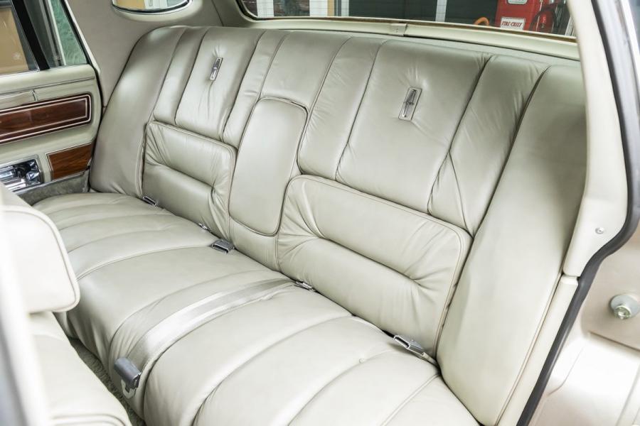 Интерьер Lincoln Continental Mark VI Sedan 1980 года  (фото 60 из 111)